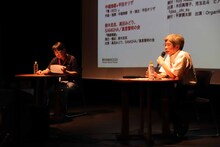 「豊岡演劇祭2020 Toyooka Theater Festival」記者会見より。左から中貝宗治豊岡市長と平田オリザ。