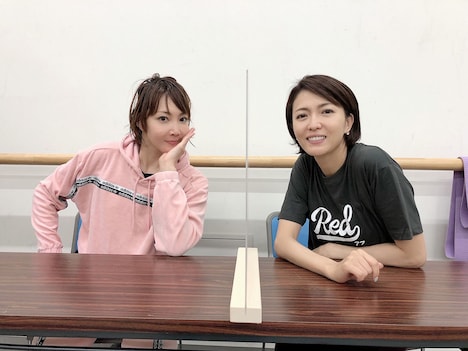 左から柚希礼音、安蘭けい。(c)ホリプロ