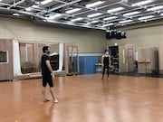 左から大貫勇輔、永野亮比己。(c)ホリプロ