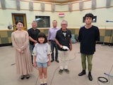 第1話「上野のスナイパー・ツルコ」の出演者。左から村川絵梨、上杉陽一、香月萌衣、江良潤、鈴木一功、亀田佳明。（写真提供：NHK）