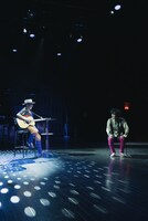 SUPER BUTTER DOG「サヨナラCOLOR」を歌う永積崇（左）とそれを聴く近藤良平。（Photo by Sugawara Kota）