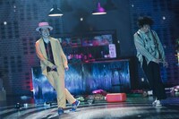 ダンスを踊る永積崇（左）と近藤良平。（Photo by Sugawara Kota）