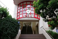 本多劇場の外観。