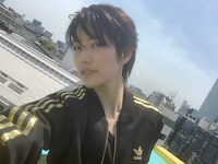 ゴールドの3本ラインが映えるadidasのジャージを着て、梅雨の晴れ間に屋上で。