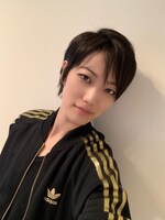 ゴールドのラインは3本であることがポイント。