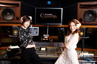 左から明日海りお、仙名彩世。