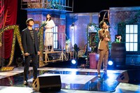 左から小関裕太、生田絵梨花、木村達成。