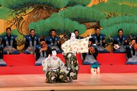 2020年1月 東京・歌舞伎座「澤瀉十種の内 連獅子」より。左から市川團子演じる狂言師左近後に仔獅子の精、市川猿之助演じる狂言師右近後に親獅子の精。(c)松竹