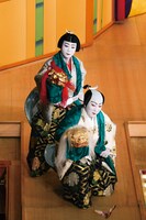 2020年1月 東京・歌舞伎座「澤瀉十種の内 連獅子」より。左から市川團子演じる狂言師左近後に仔獅子の精、市川猿之助演じる狂言師右近後に親獅子の精。(c)松竹