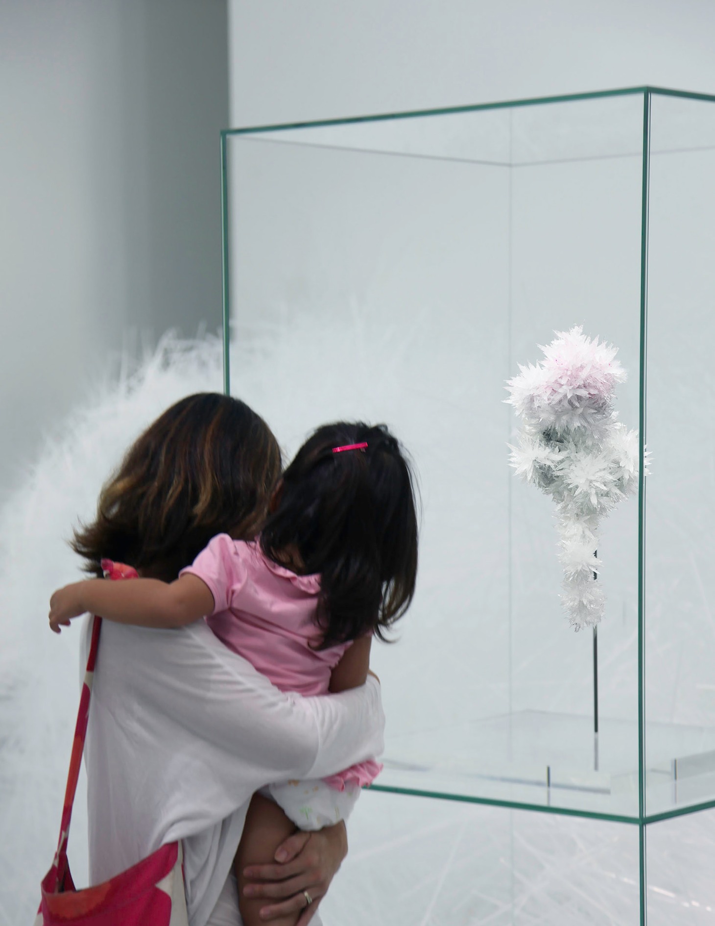 吉岡徳仁「ROSE」2013年　東京都現代美術館蔵（Photo by TOKUJIN YOSHIOKA Inc.）