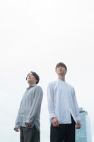 左から大鶴佐助、宮沢氷魚。