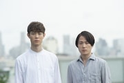左から宮沢氷魚、大鶴佐助。