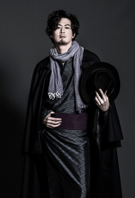 新納慎也のビジュアル。