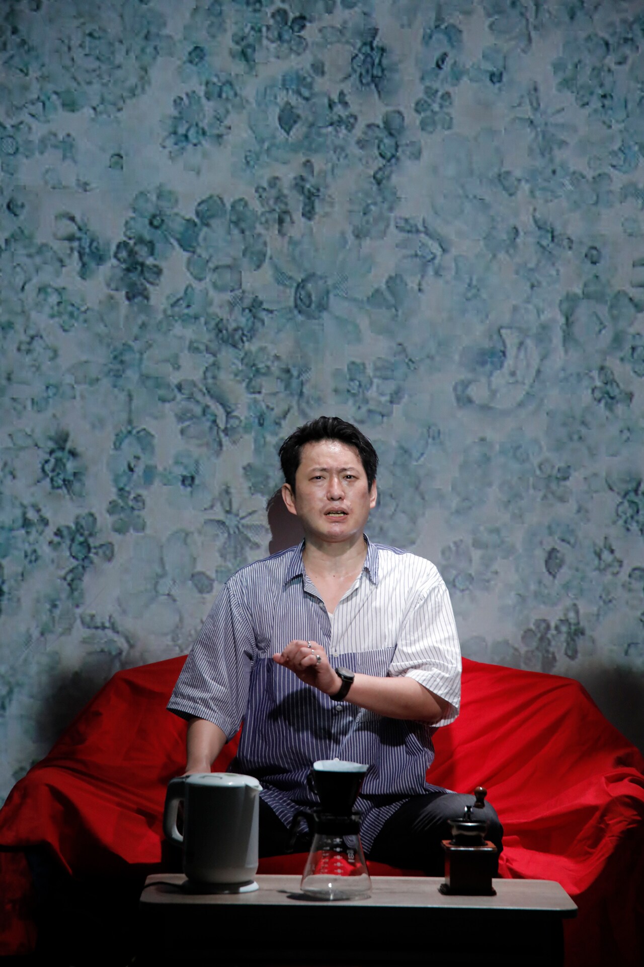 照明・音響の操作も一人で、ダルカラ谷賢一の「アンチフィクション」が上演中