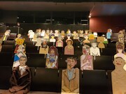 客席に座る“ペイパーピーポー(紙の観客)”の様子。(撮影:山田毅)