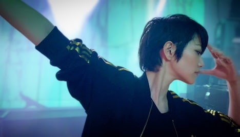 「スタイリッシュ体操 第二」より、七海ひろき。