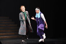 「SHOW-ISMS」バージョン「DRAMATICA / ROMANTICA」ゲネプロより、軽快なステップを踏みながら登場した美弥るりか（左）、平方元基（右）。