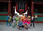 東京・雷門の前に集う「ホヌ・バイ・ザ・シー」のキャスト。(c)2020 Johnson Entertainment LLC