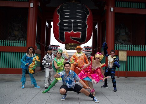 東京・雷門の前に集う「ホヌ・バイ・ザ・シー」のキャスト。(c)2020 Johnson Entertainment LLC