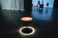 「高い穴のそばで」より。（チェルフィッチュの〈映像演劇〉「風景、世界、アクシデント、すべてこの部屋の外側の出来事」2020 / 札幌文化芸術交流センターSCARTS）(c)Kenzo Kosuge