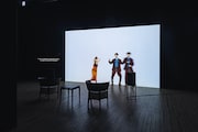 「ダイアローグの革命」より。(チェルフィッチュの〈映像演劇〉「風景、世界、アクシデント、すべてこの部屋の外側の出来事」2020 / 札幌文化芸術交流センターSCARTS)(c)Kenzo Kosuge