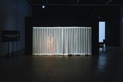 「カーテンの向こうで起きていること」より。(チェルフィッチュの〈映像演劇〉「風景、世界、アクシデント、すべてこの部屋の外側の出来事」2020 / 札幌文化芸術交流センターSCARTS)(c)Kenzo Kosuge
