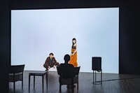 「ダイアローグの革命」より。（チェルフィッチュの〈映像演劇〉「風景、世界、アクシデント、すべてこの部屋の外側の出来事」2020 / 札幌文化芸術交流センターSCARTS）(c)Kenzo Kosuge