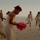 砂浜で踊る、ピナ・バウシュの代表作「春の祭典」映像作品が期間限定で公開中