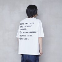 「てんとてんを、むすぶせん。からなる、立体。そのなかに、つまっている、いくつもの。ことなった、世界。および、ひかりについて。」Tシャツ