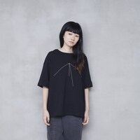 「てんとてんを、むすぶせん。からなる、立体。そのなかに、つまっている、いくつもの。ことなった、世界。および、ひかりについて。」Tシャツ