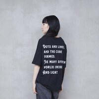 「てんとてんを、むすぶせん。からなる、立体。そのなかに、つまっている、いくつもの。ことなった、世界。および、ひかりについて。」Tシャツ