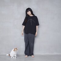 「てんとてんを、むすぶせん。からなる、立体。そのなかに、つまっている、いくつもの。ことなった、世界。および、ひかりについて。」Tシャツ