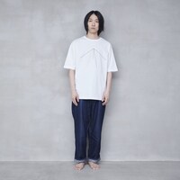 「てんとてんを、むすぶせん。からなる、立体。そのなかに、つまっている、いくつもの。ことなった、世界。および、ひかりについて。」Tシャツ