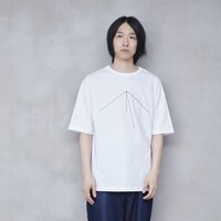 「てんとてんを、むすぶせん。からなる、立体。そのなかに、つまっている、いくつもの。ことなった、世界。および、ひかりについて。」Tシャツ