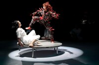 「赤鬼」より。（撮影：篠山紀信）