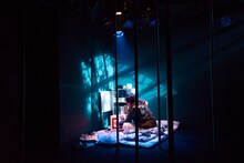 東京夜光「世界の終わりで目をつむる」（撮影：林亮太）