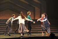 新作ミュージカルスケッチ「マトリョーシカ」より。接触を避けた“エアーハグ”で喜びを分かち合う、野原高校夜間コースの面々。中央は美弥るりか扮するバンビ先生。