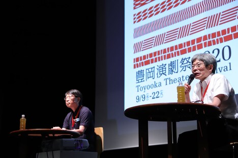 「豊岡演劇祭2020 Toyooka Theater Festival」第2回記者会見の様子。左から中貝宗治豊岡市長、平田オリザ。