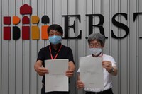 「豊岡演劇祭2020における新型コロナウイルス感染症対策ガイドライン 第2版」を手にした中貝宗治豊岡市長（左）、平田オリザ（右）。