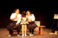 ロロが高校生に捧げるシリーズ いつだって可笑しいほど誰もが誰か愛し愛されて第三高等学校 vol.4「いちごオレ飲みながらアイツのうわさ話した」より。（撮影：三上ナツコ）