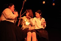 ロロが高校生に捧げるシリーズ いつだって可笑しいほど誰もが誰か愛し愛されて第三高等学校 vol.4「いちごオレ飲みながらアイツのうわさ話した」より。（撮影：三上ナツコ）