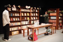 ロロが高校生に捧げるシリーズ いつだって可笑しいほど誰もが誰か愛し愛されて第三高等学校 vol.7「本がまくらじゃ冬眠できない」より。（撮影：三上ナツコ）