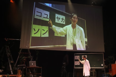 本多劇場グループ next「DISTANCE-TOUR-」より。（撮影：和田咲子）