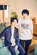左から松村龍之介扮する梅原黎士、植田圭輔扮する育田悠輔。