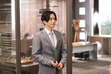 ドラマ「SUITS／スーツ2」より、黒羽麻璃央扮する小笠原誠也。(c)フジテレビ