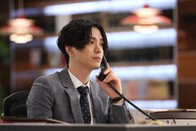 ドラマ「SUITS／スーツ2」より、黒羽麻璃央扮する小笠原誠也。(c)フジテレビ