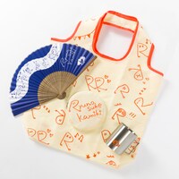 神木隆之介 25周年アニバーサリーグッズのマグカップ、扇子、エコバッグ。