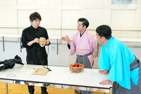 左から野村太一郎、すゑひろがりずの南條庄助、すゑひろがりずの三島達矢。