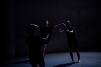 BATIK「鼻靴下がピアノに聴いた赤るい場所のささやかなお話」より。（撮影：関暁）