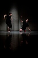 BATIK「鼻靴下がピアノに聴いた赤るい場所のささやかなお話」より。（撮影：関暁）